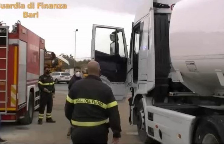 30mila litri di gasolio e un camion sequestrati per contrabbando donati ai vigili del fuoco