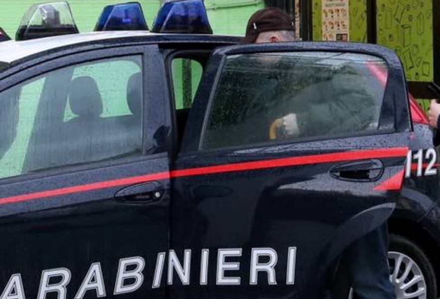 Rubano il gasolio dai camion in sosta: una donna in manette