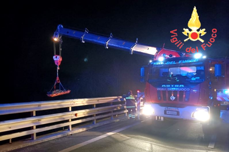 Incidente sull'A2, camion precipita dal viadotto: due morti