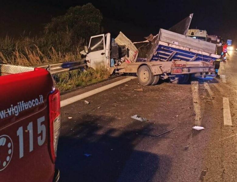 Macerata, schianto camion-autocarro: grave un giovane autista