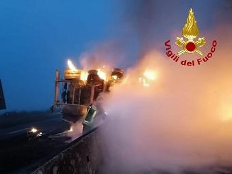Autocisterna in fiamme, l'autostrada A1 bloccata e lunghe code