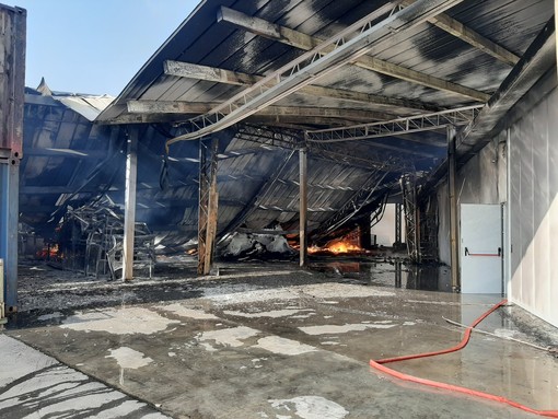Incendio alla Speed trasporti di None