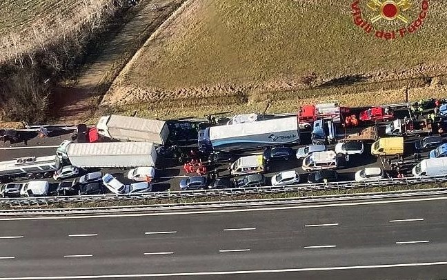Maxi tamponamento sulla A26, due morti