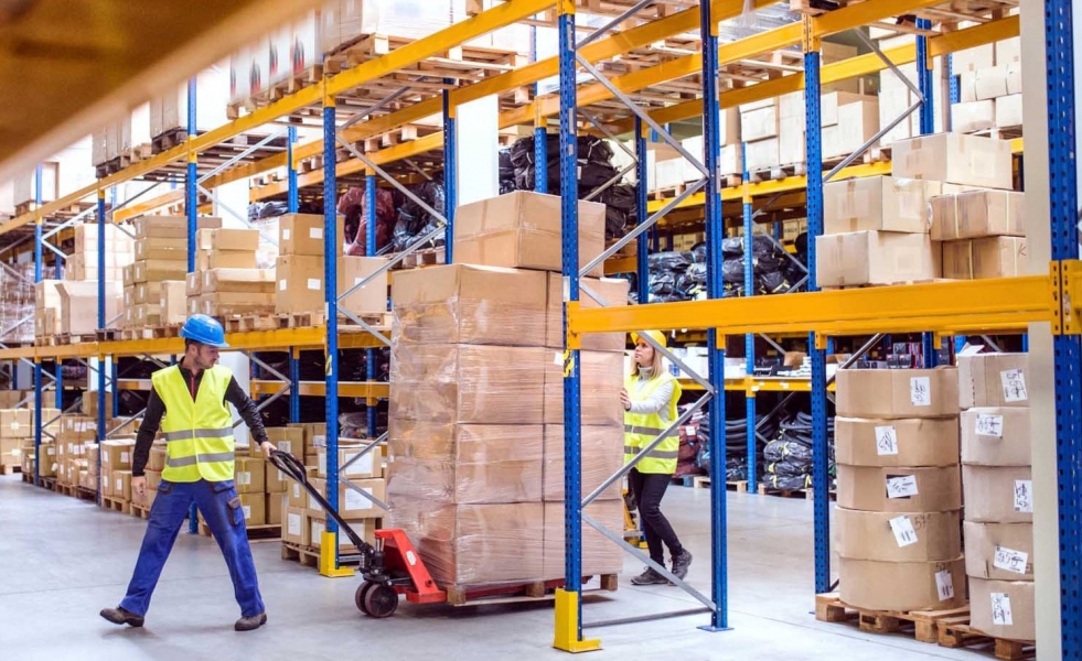 Caro energia e ritardi nelle forniture: doppio colpo per l’industria