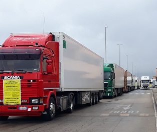 Caro-carburanti: la protesta di 100 Tir a Fondi