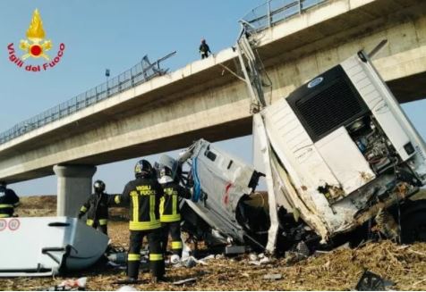 Vercelli, scontro tra auto e Tir: il camion precipita dal ponte