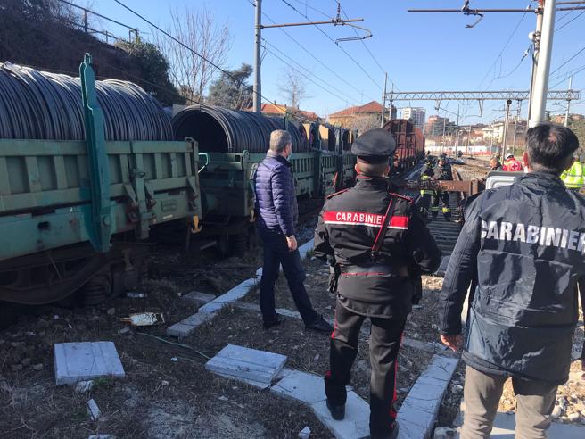 Seregno, treno merci in manovra esce dai binari in stazione