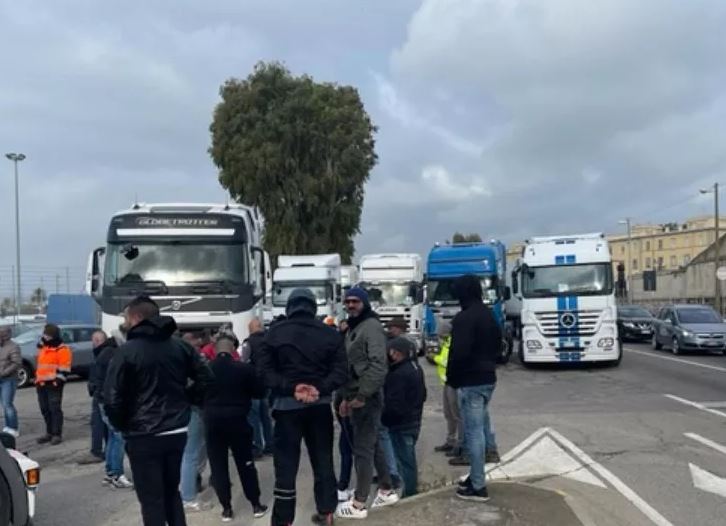 Prosegue la protesta dell'autotrasporto in Sardegna