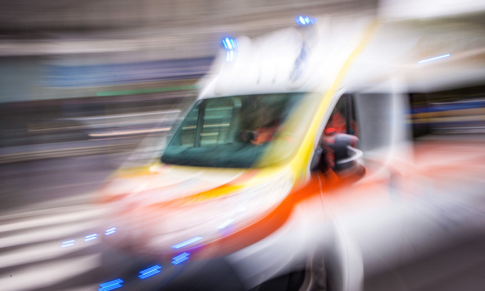 A26, scende dal camion in panne e viene travolto