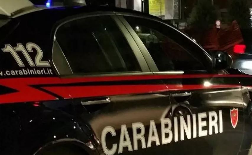 Sorpreso a rubare il gasolio dagli autocarri parcheggiati in un'officina del leccese