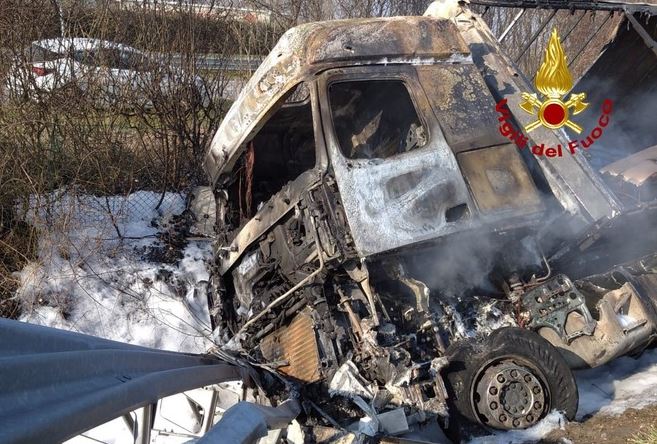 A4, camion si schianta e prende fuoco