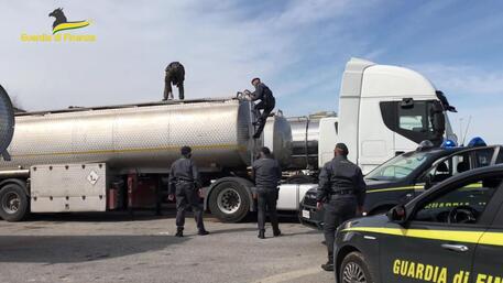 Traffico illecito di gasolio tra Puglia e Campania