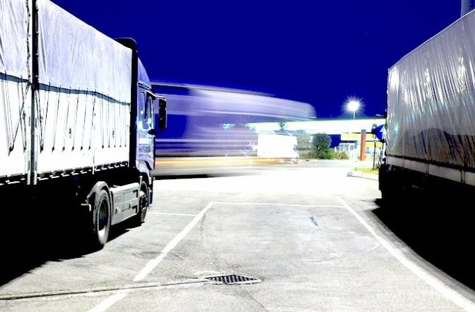 Commissione europea adotta i nuovi standard per aree di parcheggio sicure e protette