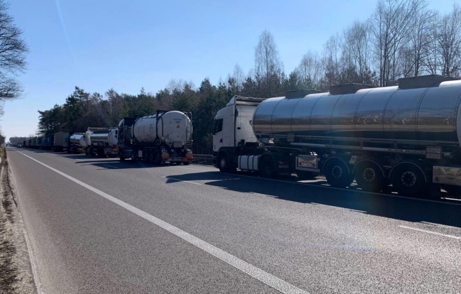 Camion in fuga dalle sanzioni: 80km di coda al confine polacco
