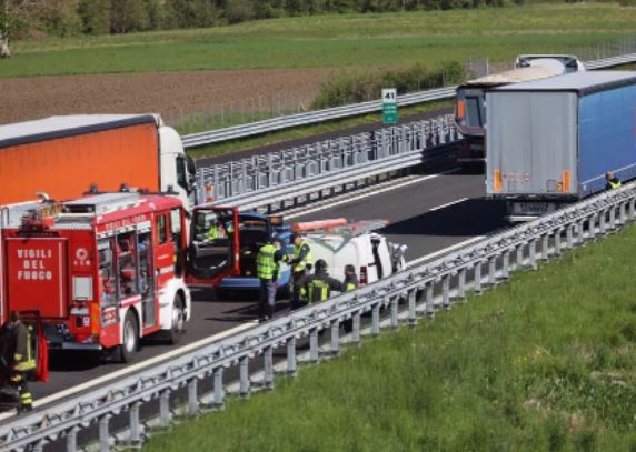 Scontro furgone-camion: tragico incidente sull'A23