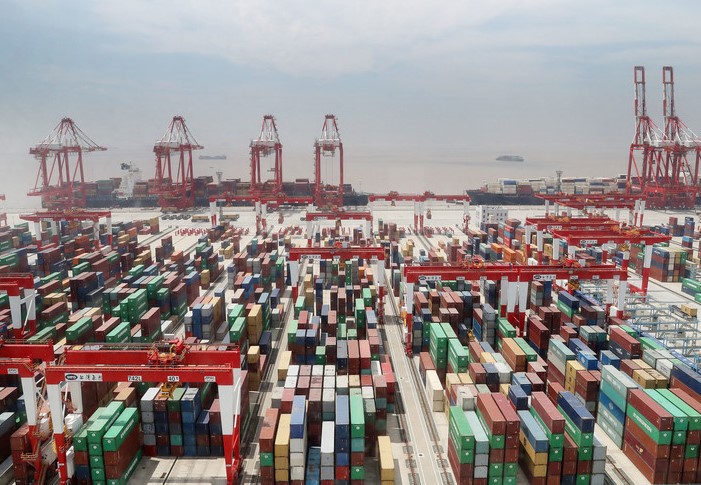 Lockdown di Shanghai: bloccati camion e container