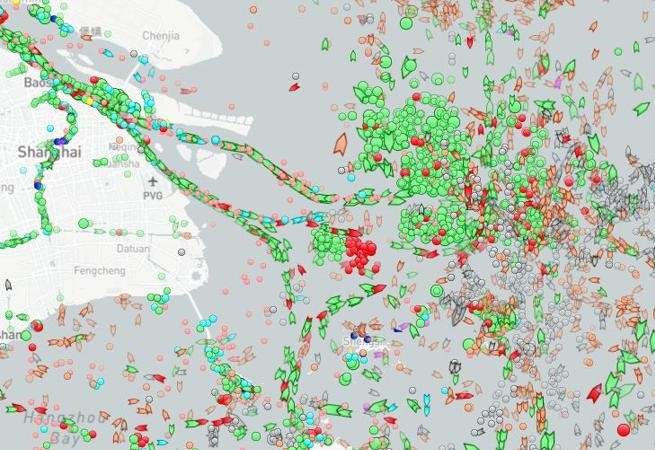 Shanghai, paralisi al porto: 477 portacontainer ferme per il Covid