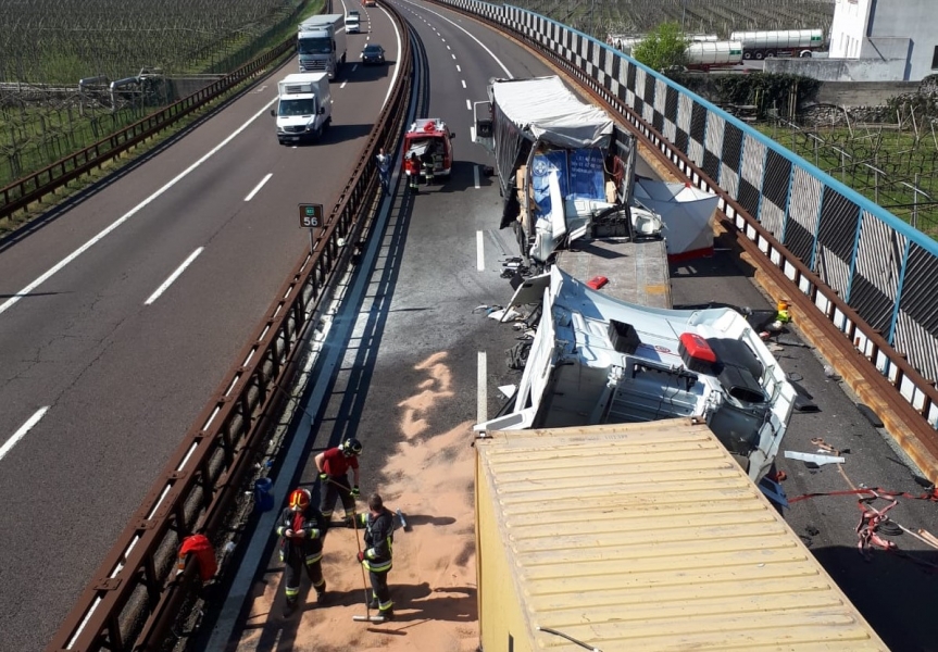 Tamponamento tra tre camion in A22: morto un conducente
