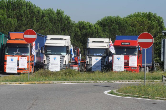 Carburante di nuovo a 2 euro al litro, la protesta di Trasportounito