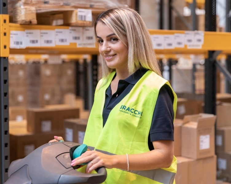 Bracchi, la logistica diventa rosa