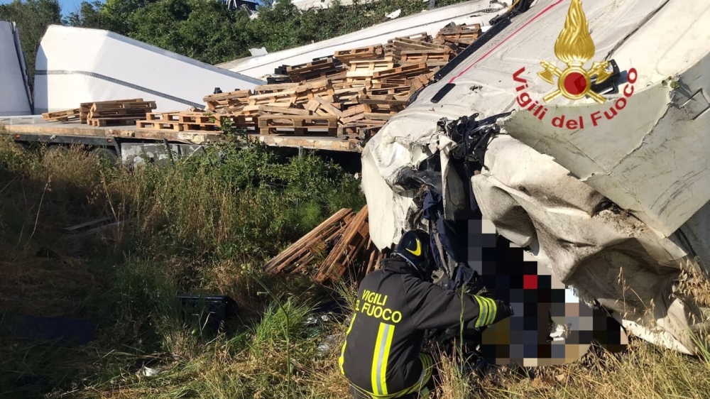 Finisce nella scarpata con il camion: impressionante incidente sull'A25