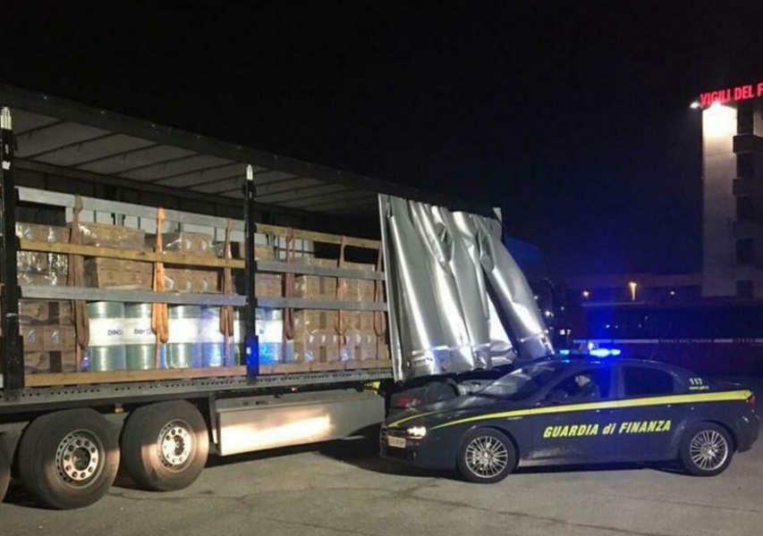 Contrabbando di olio motore, bloccato camion frigo con lattine per 300mila euro