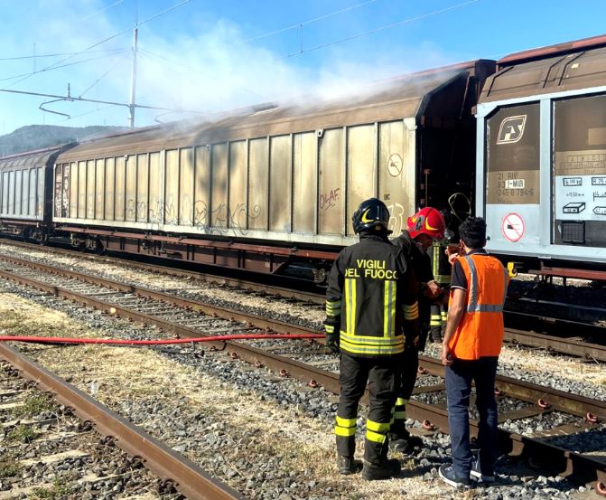 Treno merci in fiamme alla stazione di Orte