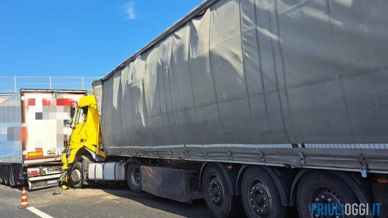 A4, violento scontro tra camion in direzione Trieste
