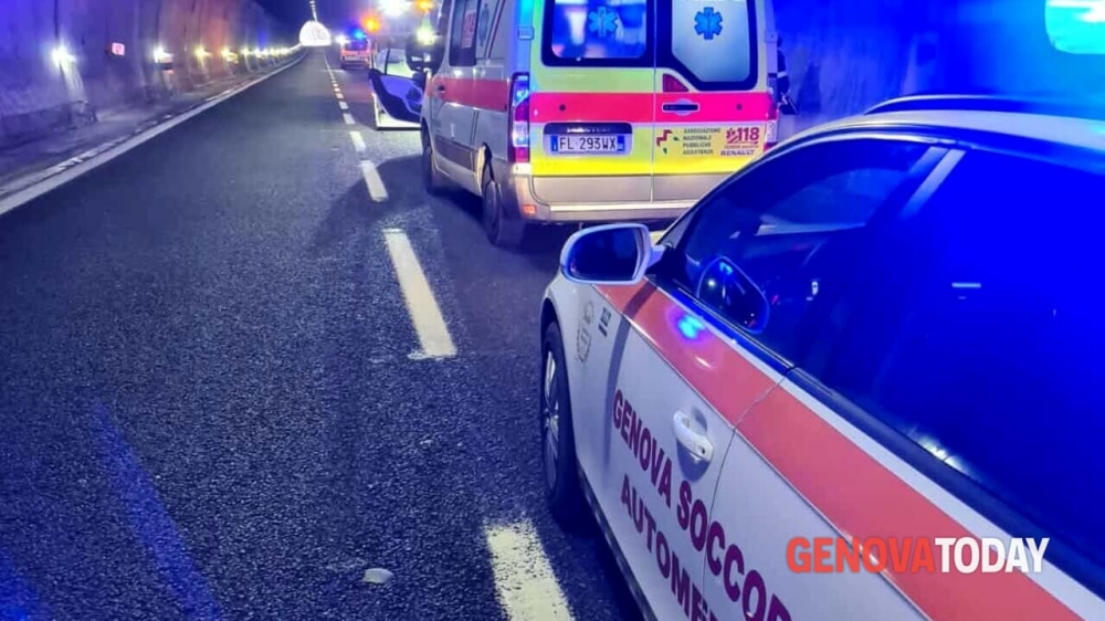A12: travolto da un camion mentre scende dal furgone in panne