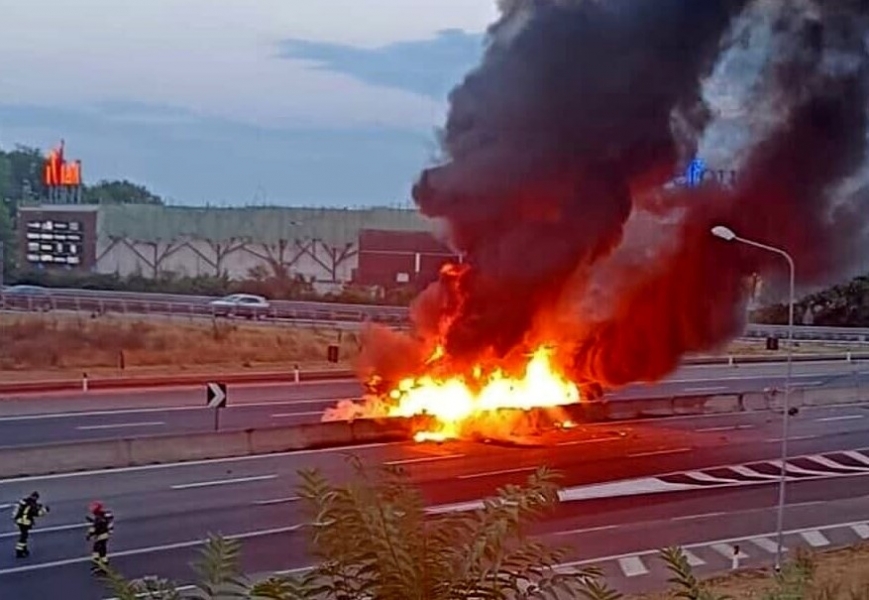 Torino, camion frigo tocca il guardrail e prende fuoco
