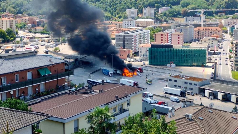 Chiasso, camion in fiamme alla dogana