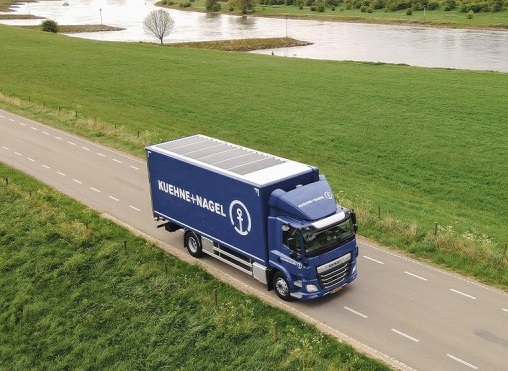 Kuehne+Nagel riduce le emissioni con i camion con pannelli solari