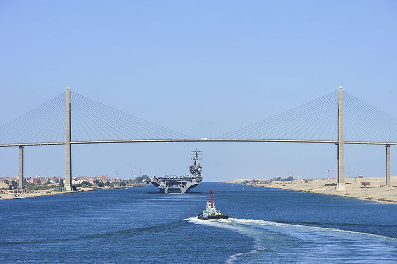 Il canale di Suez aumenta le tariffe del 15 per cento