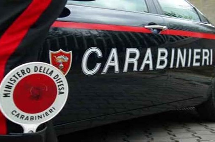 Duecento litri di olio per camion sversati in un terreno