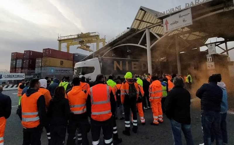 Iniziato lo sciopero dei lavoratori dei porti di Livorno e Piombino