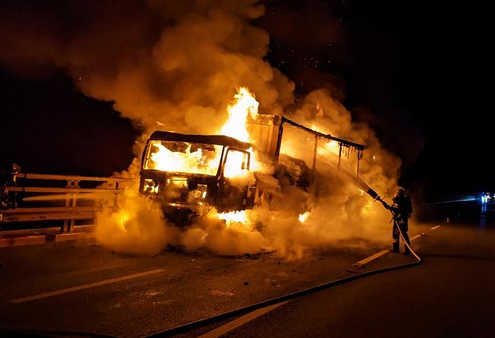 Camion in fiamme sull'A22
