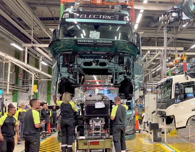 Volvo Trucks avvia la produzione in serie di veicoli elettrici pesanti