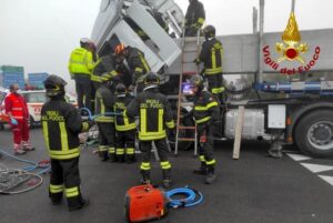 Milano, camion travolge e uccide una donna: arrestato l'autista