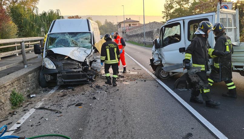 Verona, un morto in un frontale tra due furgoni