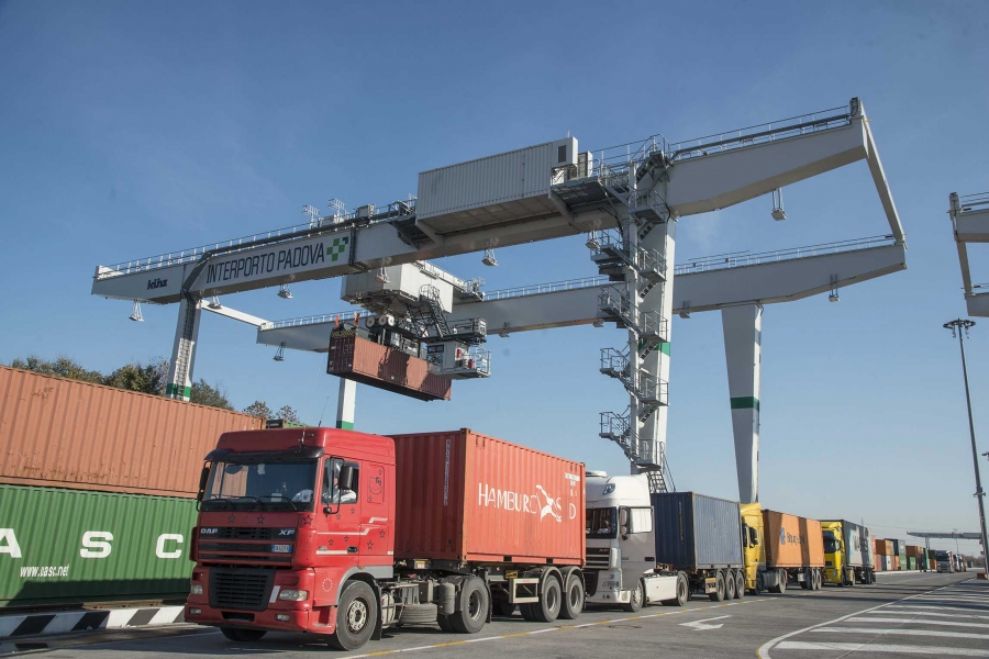 Pnrr: 55 milioni di euro per all’acquisto di nuove gru a portale-transtainer, reach stacker e loco trattori per il trasporto ferroviario delle merci