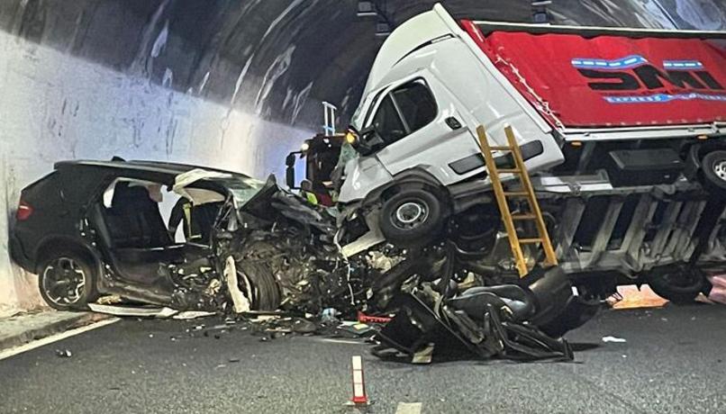 Frontale tra camion e auto, un morto e 2 feriti in A10