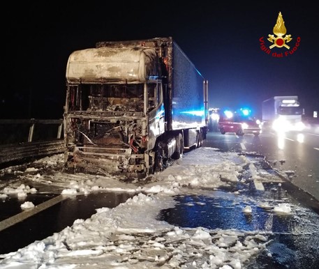 A fuoco un camion in A14, salvo l'autista