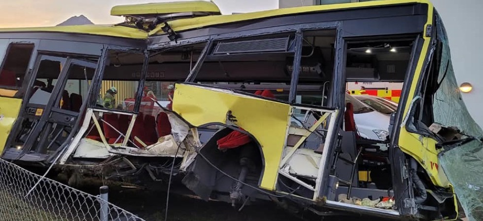 Scuolabus travolto da un treno merci in Tirolo: gravi due bambini e l'autista