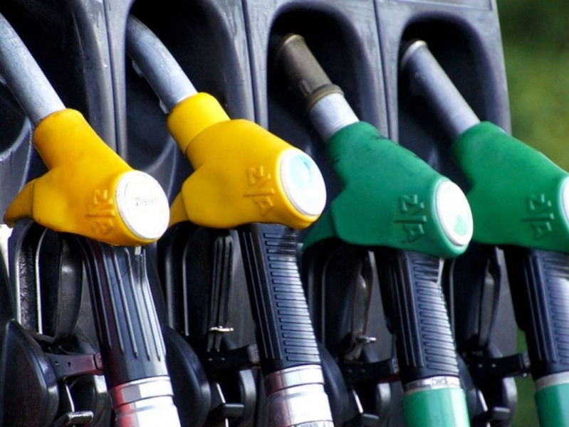 Manovra, si dimezza lo sconto sui carburanti