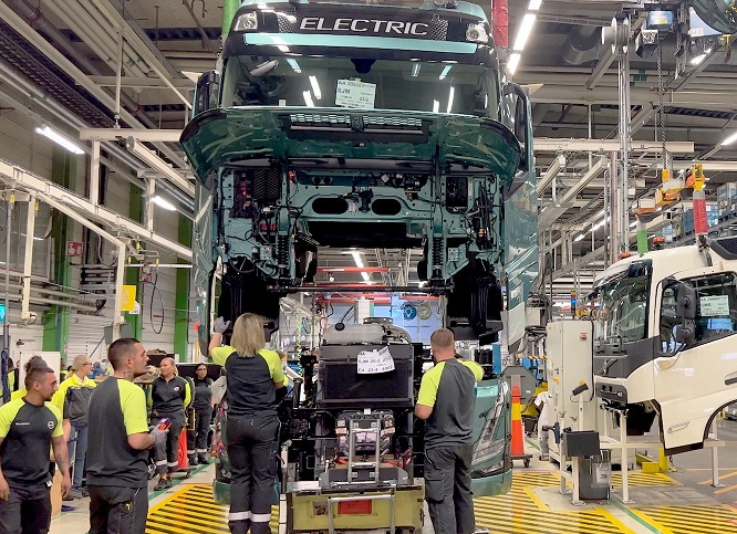 Primi al mondo: Volvo consegna camion elettrici con acciaio privo di combustibili fossili