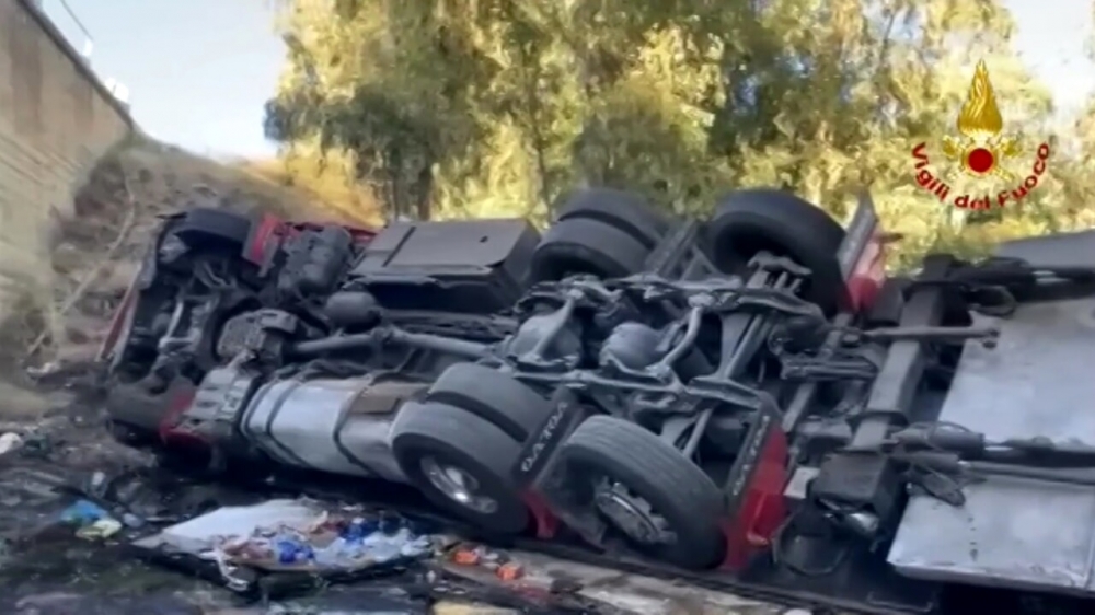 Camion vola giù dal viadotto dell'autostrada: illeso il conducente