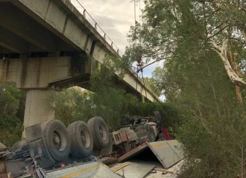 Tir sbanda e precipita nel vuoto, camionista perde la vita