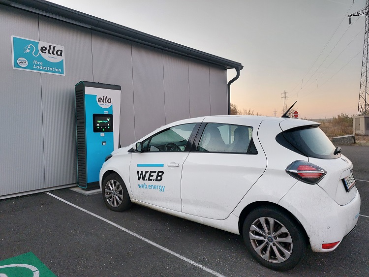 Mobilità elettrica aziendale: nuova collaborazione tra DKV Mobility ed ELLA