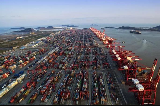 Shanghai primo porto container al mondo