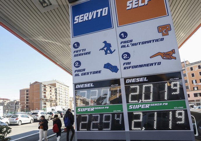 Terminato il tavolo governo-benzinai, sciopero congelato